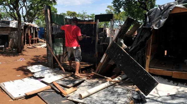 Famílias de catadores são retiradas de invasão no Noroeste
