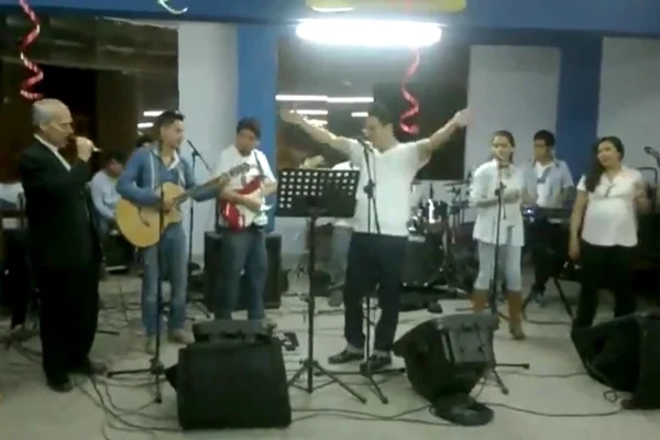Imagem colorida de papa cantando - Metrópoles