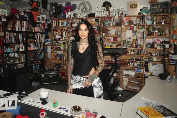 Imagem colorida de uma mulher olhando para a câmera | Kehlani Palestina