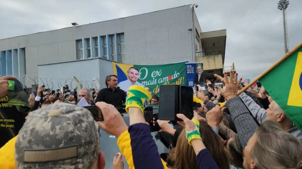 Em meio a julgamento no TSE, Bolsonaro é recebido por apoiadores no RS