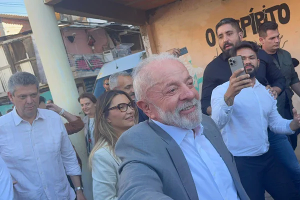 Foto colorida do Presidente Lula, na Favela do Moinho - Metrópoles