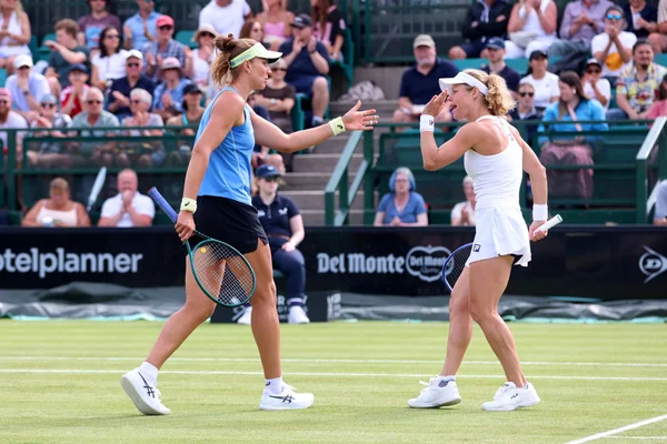 Foto colorida de Bia Haddad e Laura Siegemund no WTA de Nottingham - Metrópoles