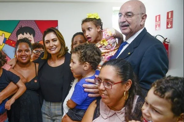 Michelle Bolsonaro visita crianças com doenças raras e se emociona