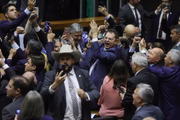 Deputados da oposição comemoram aprovação do PL da Anistia