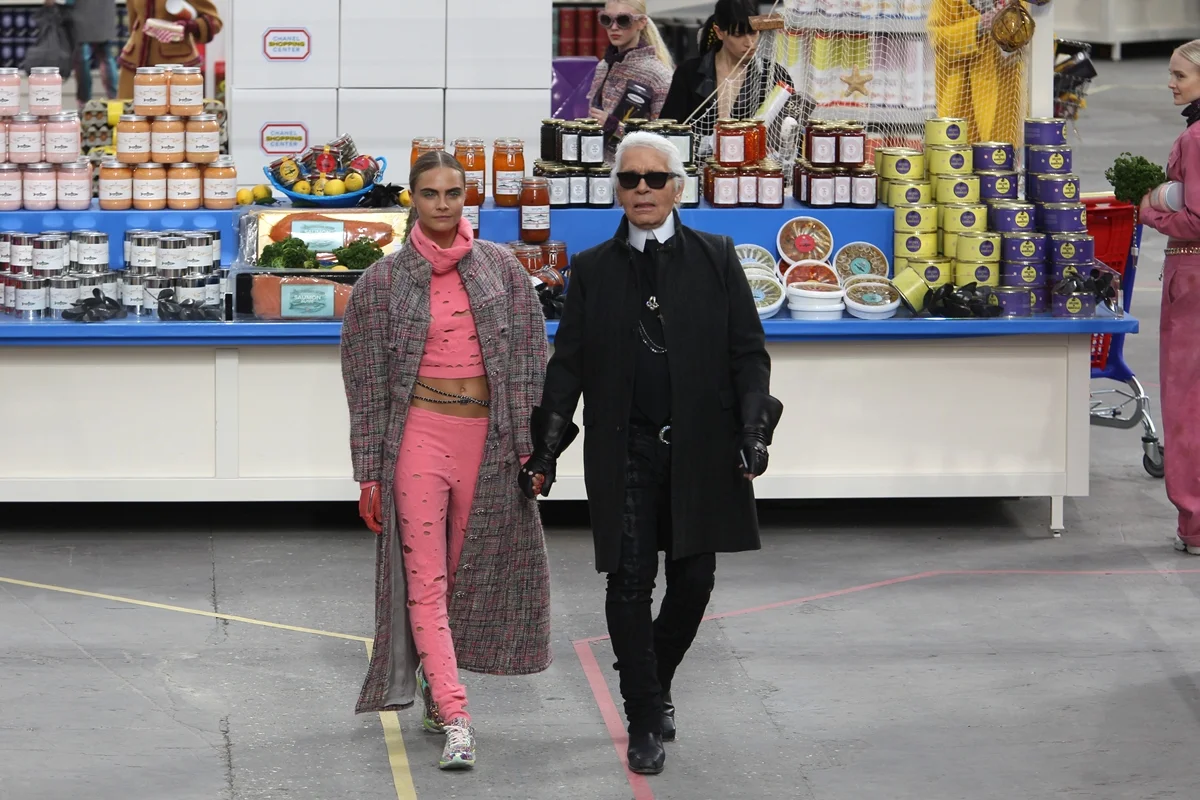Cara Delevingne e Karl Lagerfeld no desfile outono/inverno 2014-2015 Cara Delevingne e Karl Lagerfeld no desfile outono/inverno 2014-2015
