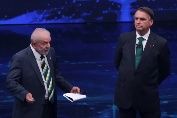 Lula e Jair bolsonaro durante debate na band eleiçoes 2022