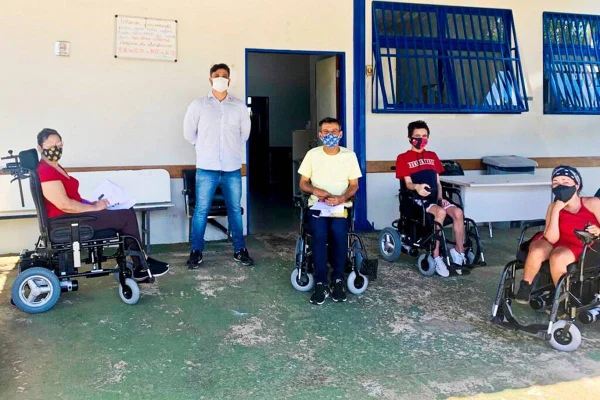 Cadeira de rodas motorizadas são entregues no DF