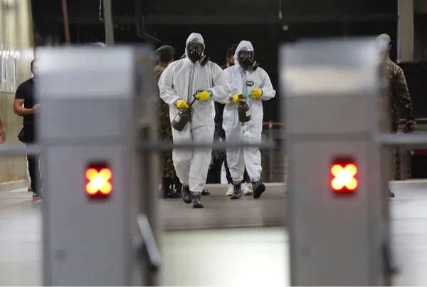 Comando Conjunto Planalto realiza a desinfecção da Estação Central do metrô em Brasília, dando continuidade às ações de prevenção e enfrentamento ao coronavírus em locais de grande circulação de passageiros.