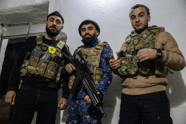 Imagem colorida mostra membros das SDF na Síria - Metrópoles