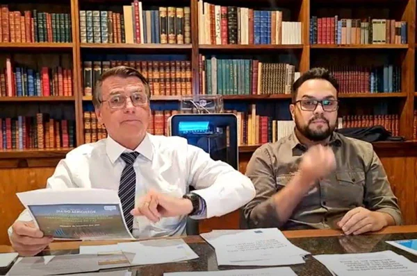 Antes de sabatina, Bolsonaro faz tradicional live semanal