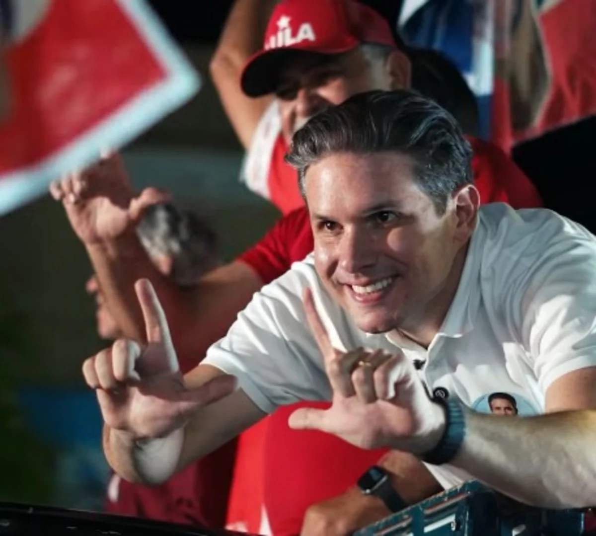 Hugo Motta faz o “L” durante ato de campanha na Paraíba Hugo Motta faz o “L” durante ato de campanha na Paraíba