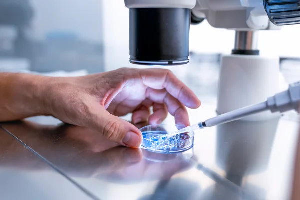 Foto de médico com lâmina em laboratório - Metrópoles