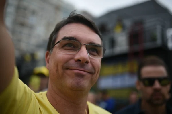 Rio de Janeiro - Flávio Bolsonaro - Apoiadores do ex-presidente Jair Bolsonaro participam de manifestação em Copacabana, neste sábado (7), Dia da Independência, no Rio de Janeiro - Metropoles-14