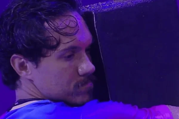Eliezer revelou que fez na xixi na piscina e levou bronca dos outros participantes do BBB22