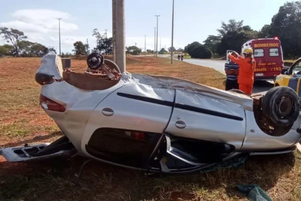 carro capotado