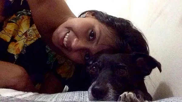 Fotografia colorida de Kaena Guilen Fernandes, jovem que morreu em acidente de trânsito em uma rodovia de Campo Grande