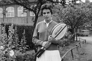 Maria Esther Bueno é pentacampeã do torneio de duplas em Wimbledon.