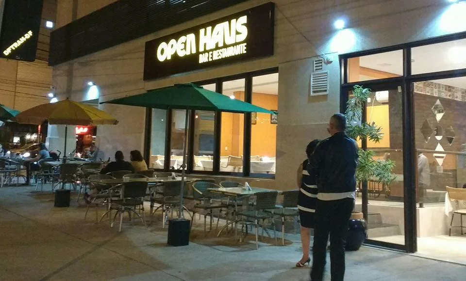<b>Open Haus (Avenida Pau Brasil, Lote 14, Águas Claras, 61 3547-4887)</b>. O bar de esportes faz promoção de cerveja durante a partida: a Original de 600ml custa R$ 7,99 entre 15h e 19h <b>Open Haus (Avenida Pau Brasil, Lote 14, Águas Claras, 61 3547-4887)</b>. O bar de esportes faz promoção de cerveja durante a partida: a Original de 600ml custa R$ 7,99 entre 15h e 19h