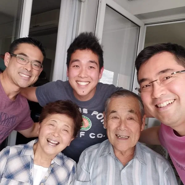 Newton Iwamura compartilhou registro com irmão Leonardo e a família
