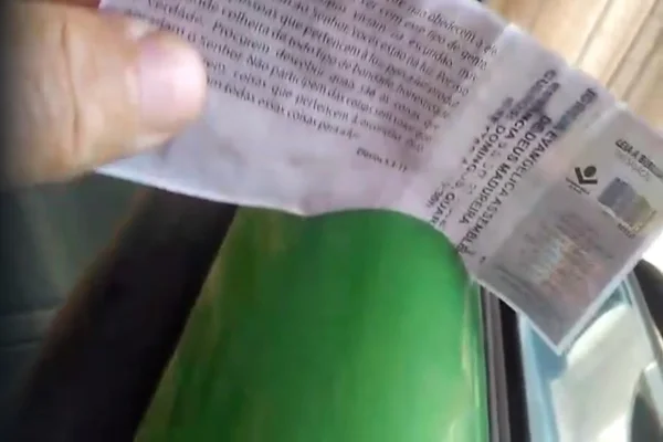 Vídeo. Linha de pipa corta parte de ônibus no DF: “Nunca vi isso”