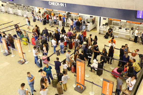 Imagem de fila de passageiros no check-in do Aeroporto de Confins, na região metropolitana de Belo Horizonte - Metrópoles