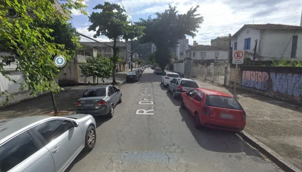foto colorida de rua na Vila Matias, em Santos, onde foi encontrado corpo enrolado em lençol - Metrópoles