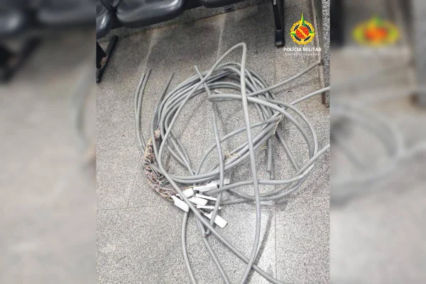 Câmeras flagram dupla furtando cabos em empresa no Gama