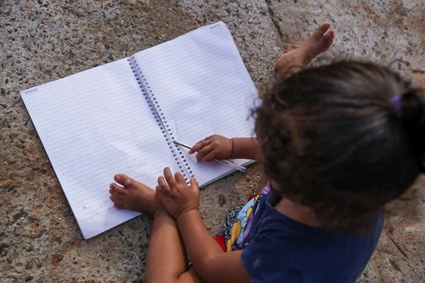 criança com caderno em branco