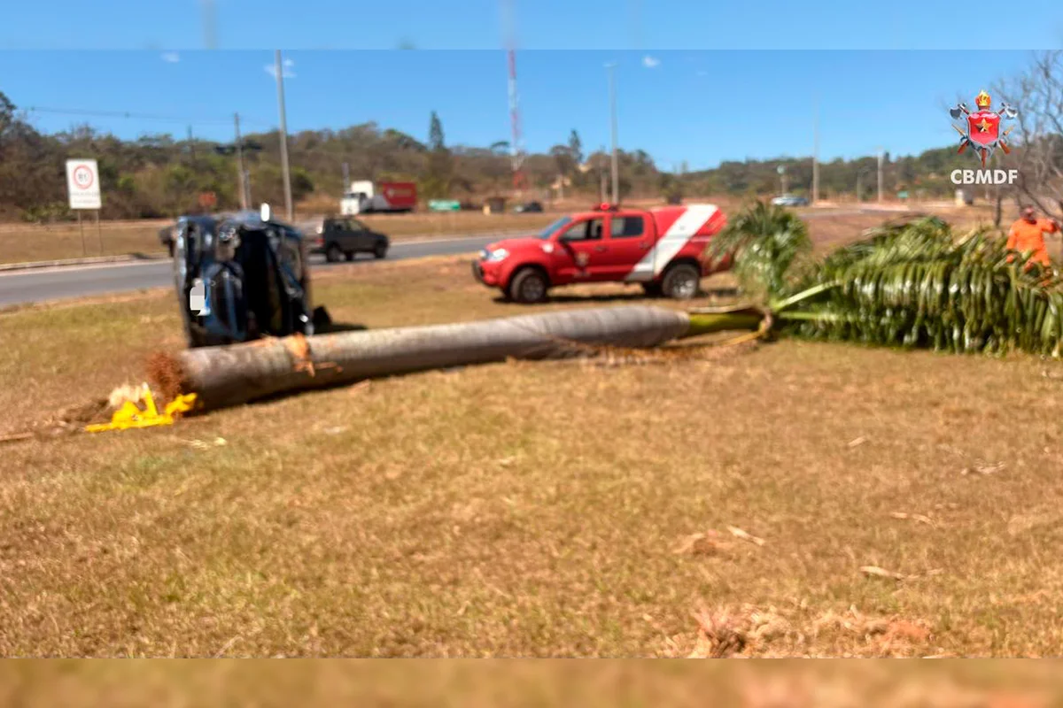 Carro acidentado na Estrada Parque Paranoá (EPPR) Carro acidentado na Estrada Parque Paranoá (EPPR)