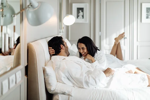 casal deitado no quarto