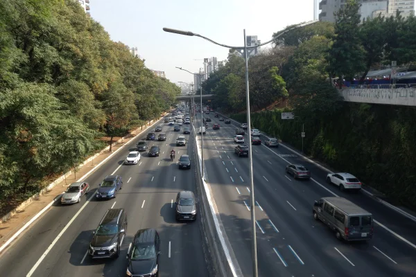 Imagem mostra avenida com carros - Metrópoles