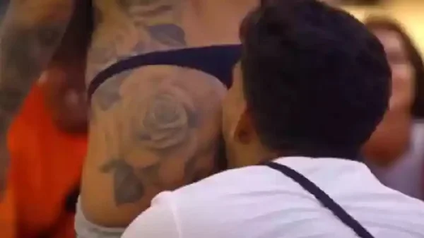 Na imagem, MC Mirella recebe lambida no bumbum - Metrópoles