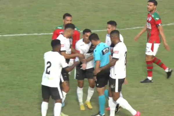 Jogadores de Mixto e Portuguesa reclamam com árbitro na Série D