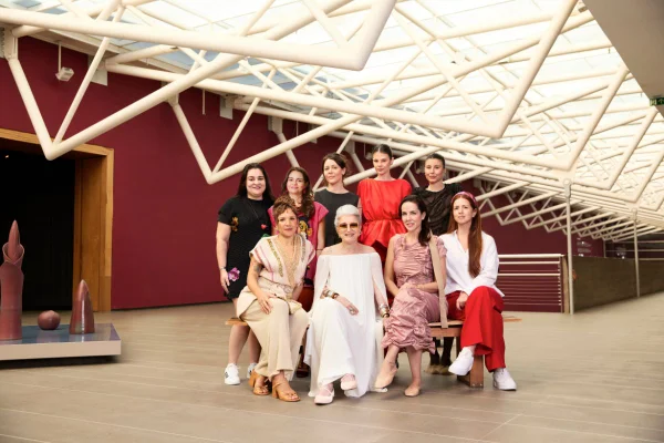 Na imagem com cor foto das participantes do projeto Novos Designers da Shop2gether - metrópoles