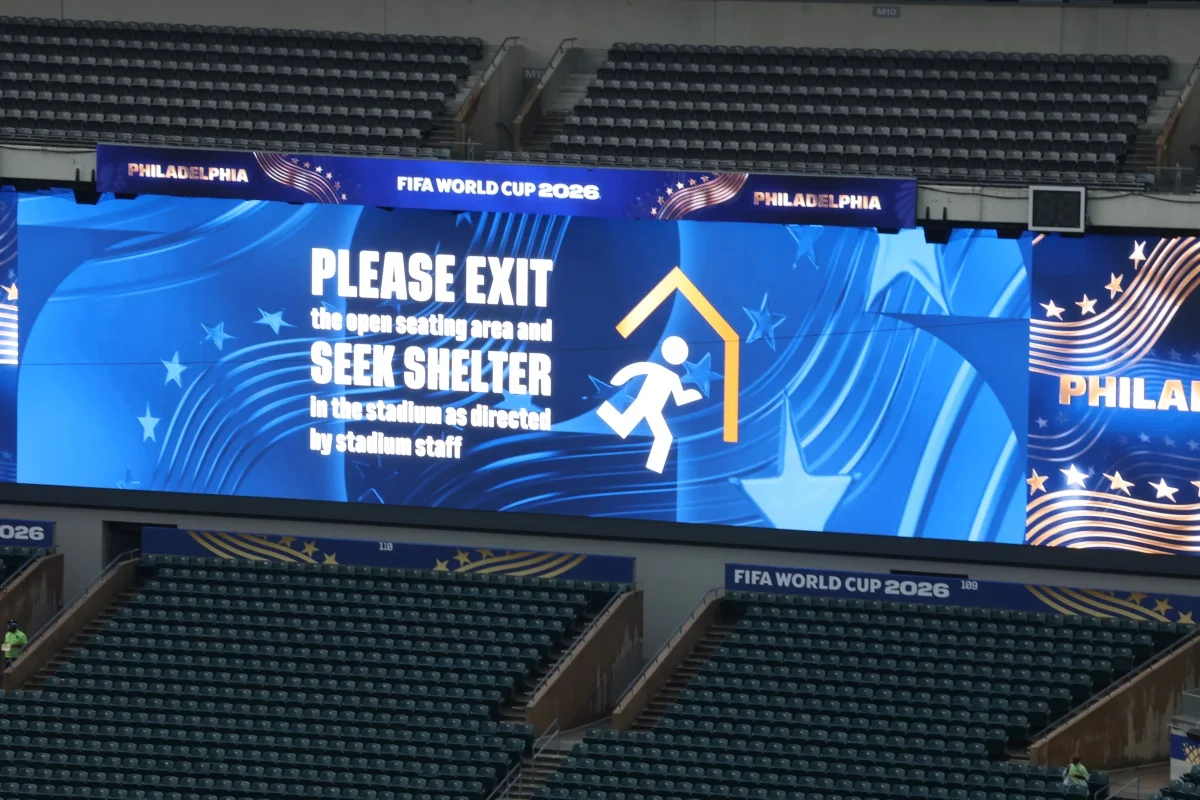 Alerta de tempestade no
Lincoln Financial Field, na Filadélfia, antes da partida entre França e Iraque Alerta de tempestade no
Lincoln Financial Field, na Filadélfia, antes da partida entre França e Iraque