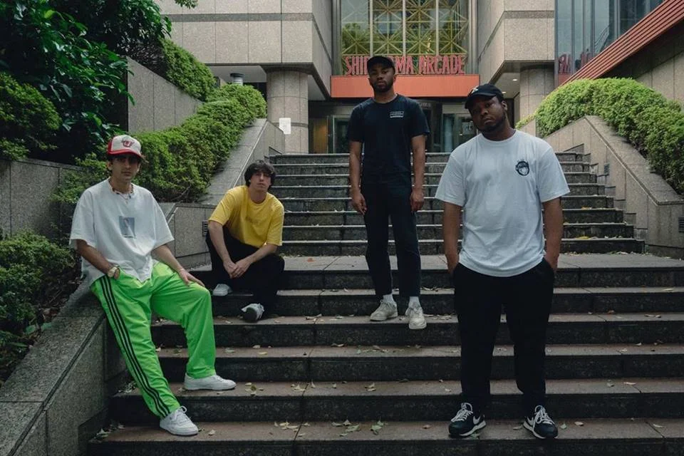 <strong>BROCKHAMPTON:</strong> é uma boy band norte-americana de hip-hop alternativo, formada em San Marcos, Texas, em 2015. Atualmente residem na Califórnia. A banda foi parcialmente composta através do fórum de internet KanyeToThe, o que os levou a se descreverem como "a primeira boyband da Internet". Uma de suas principais músicas é <a href="https://www.youtube.com/watch?v=hQoN8Daltfc">BOY BYE</a> <strong>BROCKHAMPTON:</strong> é uma boy band norte-americana de hip-hop alternativo, formada em San Marcos, Texas, em 2015. Atualmente residem na Califórnia. A banda foi parcialmente composta através do fórum de internet KanyeToThe, o que os levou a se descreverem como "a primeira boyband da Internet". Uma de suas principais músicas é <a href="https://www.youtube.com/watch?v=hQoN8Daltfc">BOY BYE</a>