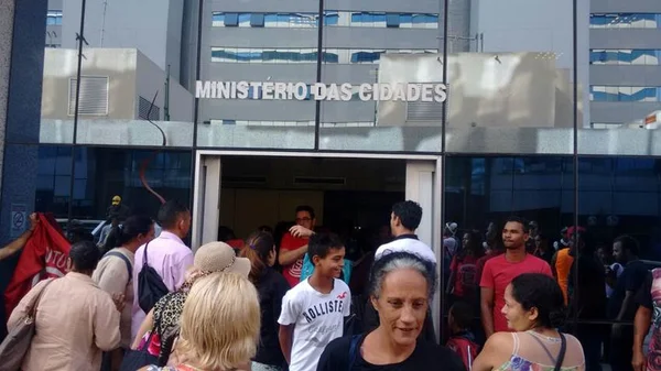 MTST ocupa ministério e cobra recursos do Minha Casa, Minha Vida