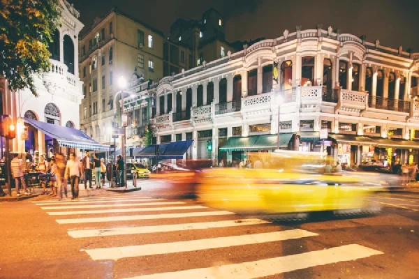 Foto colorida mostra Rua do Senado, no Rio - Metrópoles