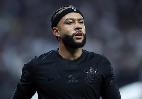 Foto colorida de Memphis Depay durante jogo entre Corinthians e Palmeiras peloo Brasileirão 2024 - Metrópoles