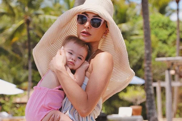 Sabrina Sato mostra pezinho sujo de Zoe “de tanto brincar”