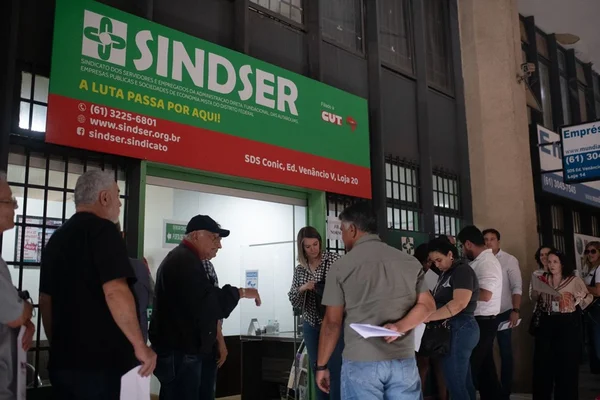 Fila em frente à sede do Sindser