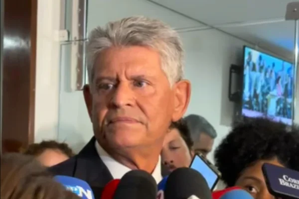 Imagem colorida mostra o deputado afonso motta | Metrópoels