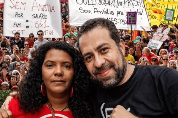 A presidente estadual do PSol, Débora Lima, e o deputado federal Guilherme Boulos (PSol)