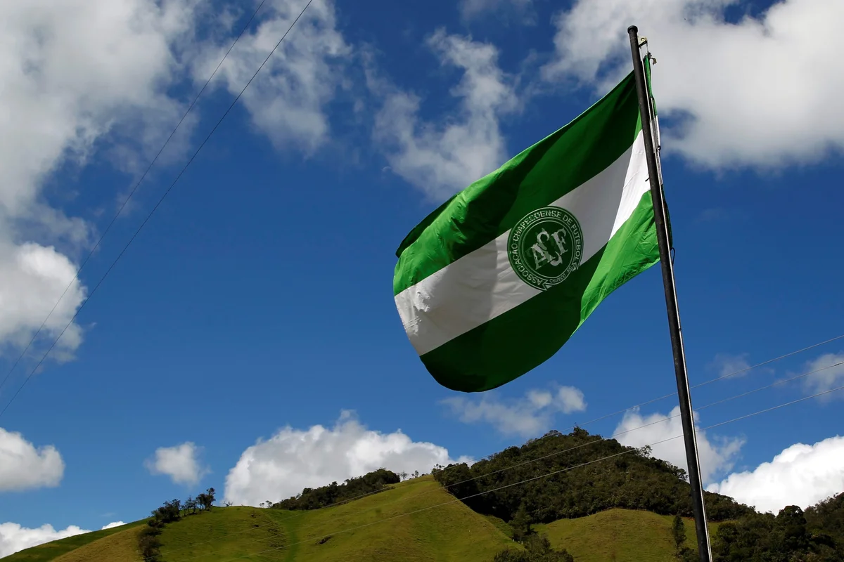 Bandeira da Chapecoense, hasteada no Cerro Chapecó (antigo Cerro Gordo), na Colômbia, local do acidente. Bandeira da Chapecoense, hasteada no Cerro Chapecó (antigo Cerro Gordo), na Colômbia, local do acidente.
