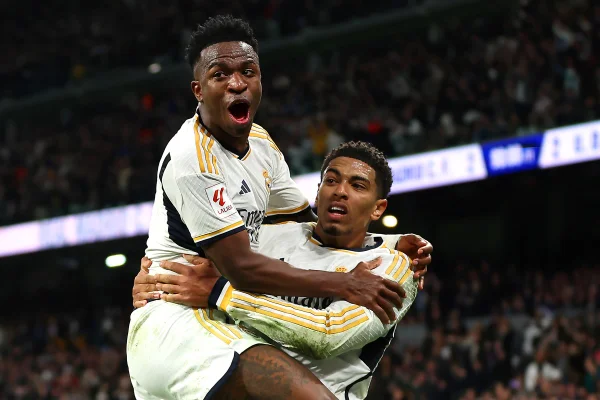 Vini Jr. e Bellingham comemorando gol pelo Real Madrid - Metrópoles