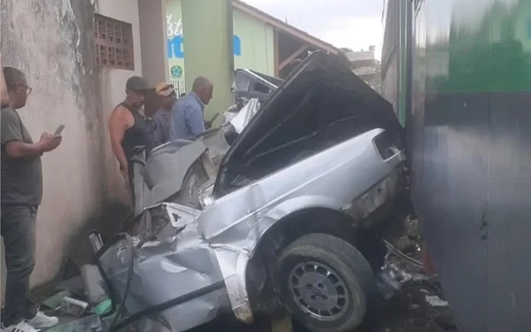 Imagem colorida de carro amassado despois de colidir com trem em Maceió, Alagoas - Metrópoles