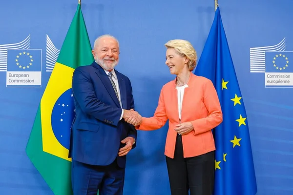 foto colorida presidente Lula e presidente da comissão europeia - Metrópoles