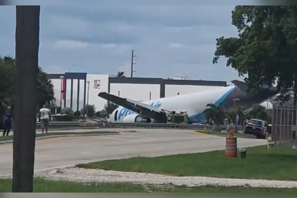 Imagem mostra avião da Amazon fora da pista de pouso - Metrópoles