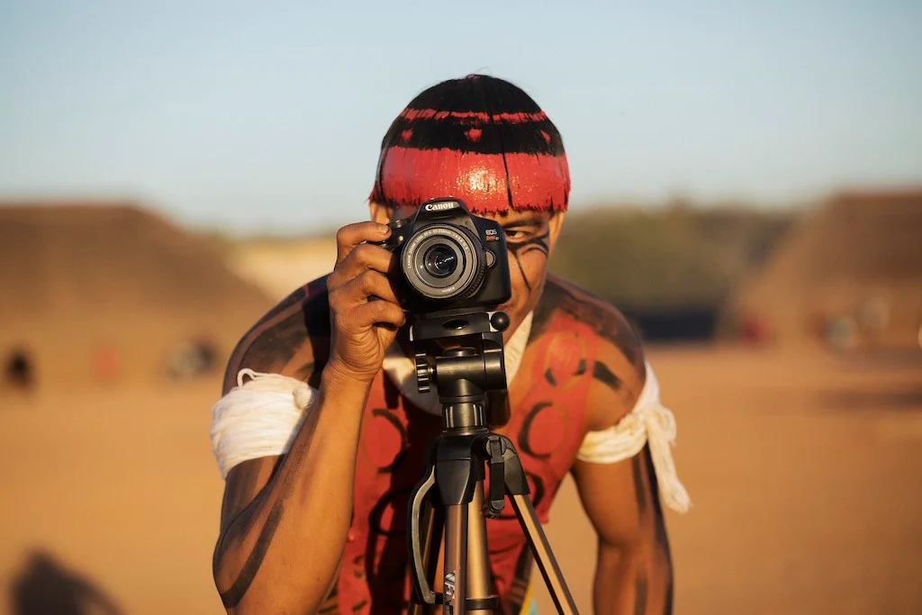 Kainahu Kuikuro, integrante do Coletivo Kuikuro de Cinema, no ritual do Kuarup na aldeia Afukuri, julho de 2021
Kainahu Kuikuro, integrante do Coletivo Kuikuro de Cinema, no ritual do Kuarup na aldeia Afukuri, julho de 2021