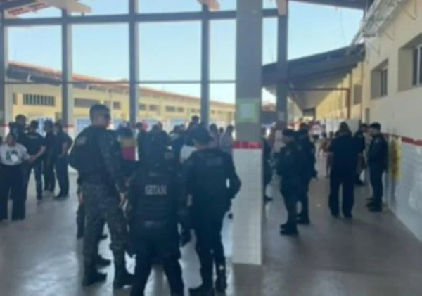 Imagem colorida em local de votação onde homem tentou matar ex a facadas - Metrópoles